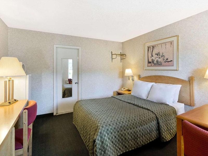Pocono Night Lodge バートンズビル エクステリア 写真